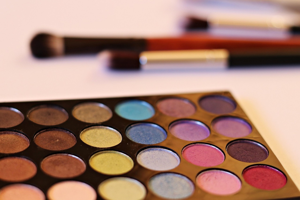 Trucco per coprire lividi con prodotti e strumenti disposti su un tavolo da make-up.